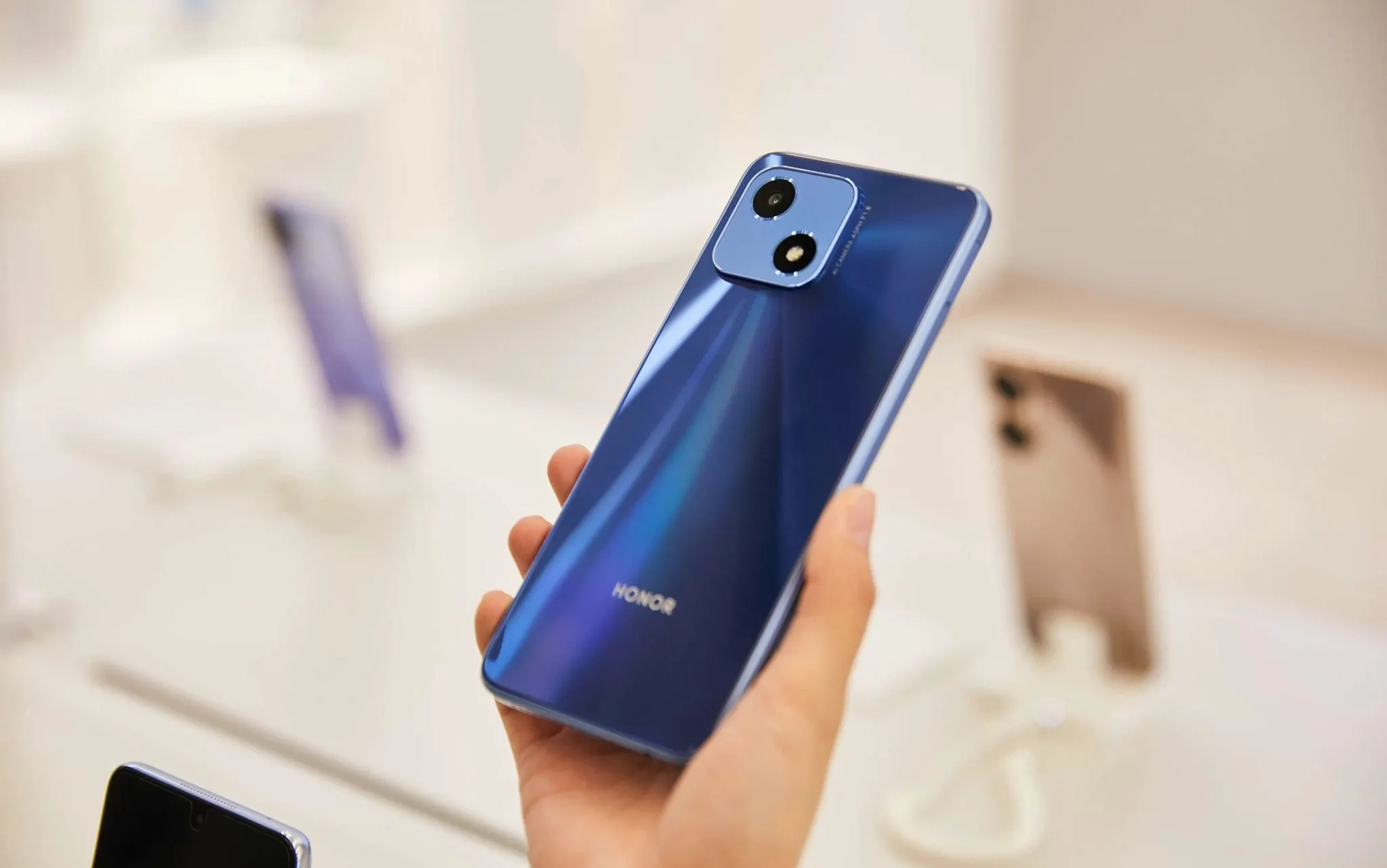 У Honor появился сверхдешевый клон iPhone 13. Он стоит всего 10 тысяч рублей