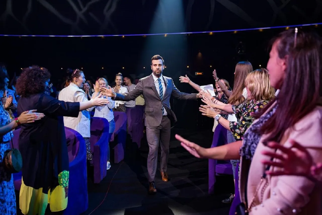 «Вечерний Ургант» закрыли. На Первом уже разобрали декорации шоу