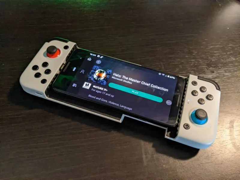 5 полезных аксессуаров для мобильного гейминга. Геймпады, триггеры и другие хиты