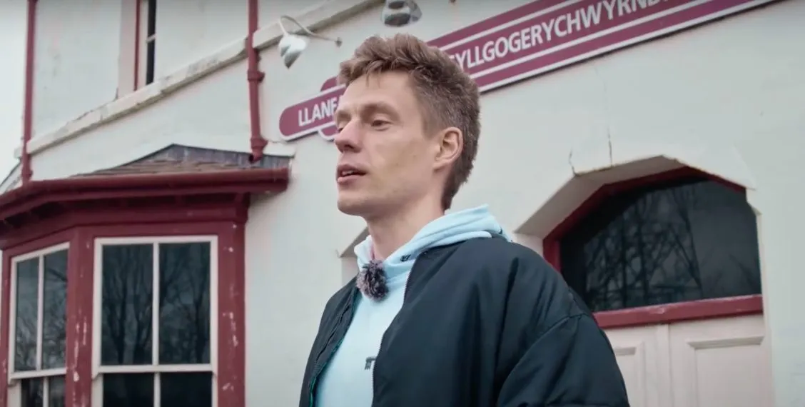 Где сейчас Юрий Дудь*? Куда уехал главный интервьюер России?