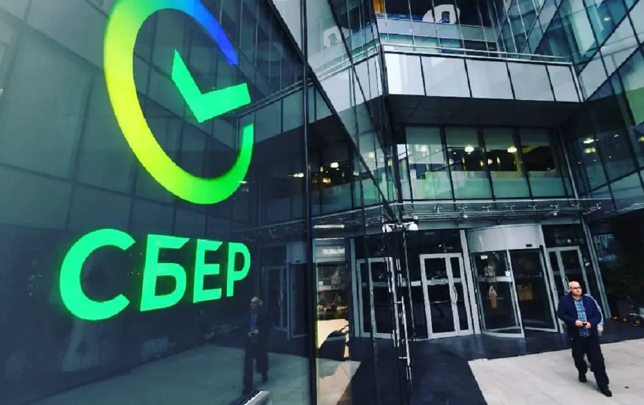 Сбер ввел комиссию за переводы на карты других банков. Это тоже грабеж, как у «Тинькофф»?