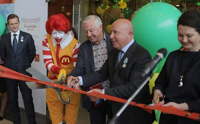 Новый владелец «Макдоналдс» в России Александр Говор (третий слева)