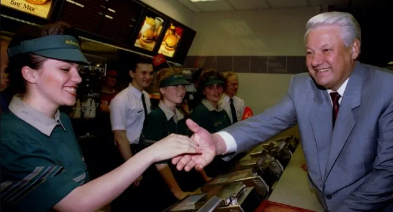 Почему на логотипе первого «Макдоналдса» в СССР были серп и молот? Коммунисты не виноваты