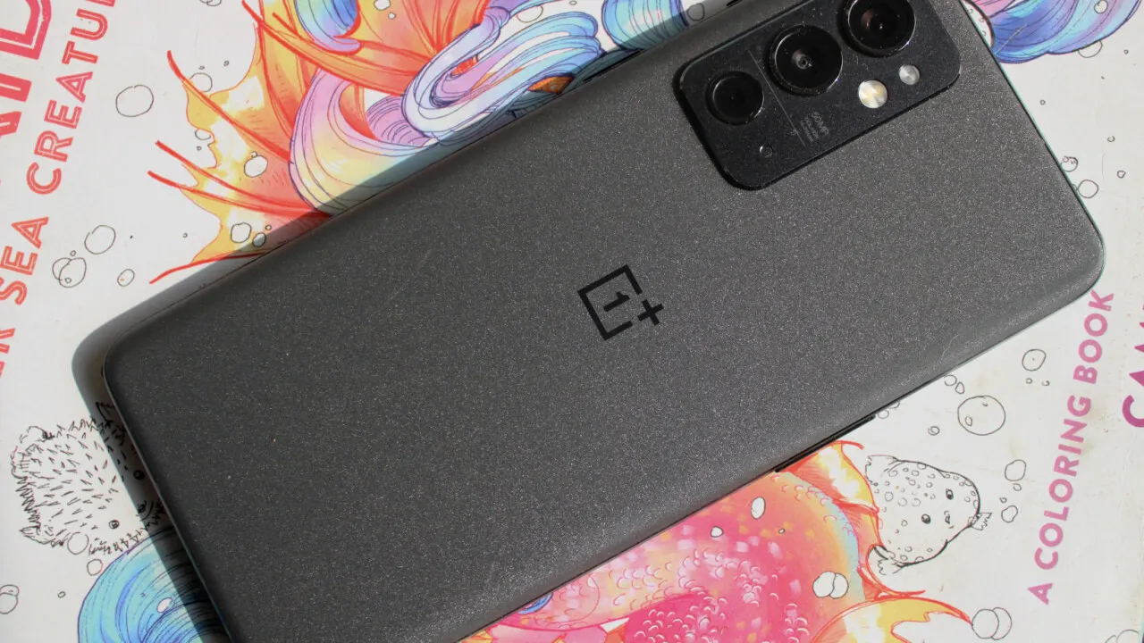 Хитовый OnePlus отдают по минимальной цене на Али. У него флагманское железо и топовая камера