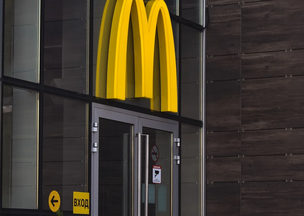 Когда откроют «Макдоналдс» в России? Первыми вернутся 15 ресторанов, последними – фудкорты в ТЦ
