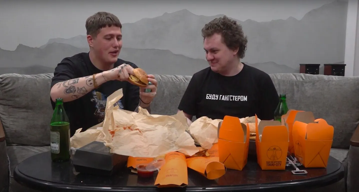 Хованский оценил русский аналог «Макдоналдса». Юра уничтожил вчерашние котлеты и приторные булки