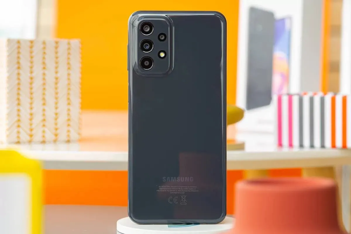 Этот Samsung Galaxy — самый доступный камерофон на рынке. Его отдают с неплохой скидкой на Маркете