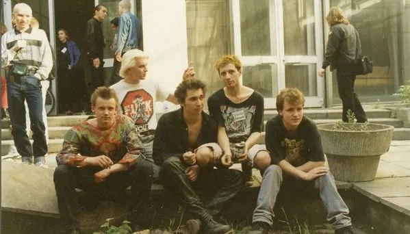 Какими были ранние названия известных групп? От ужасных имен «Короля и Шута» до  Red Hot Chili Peppers