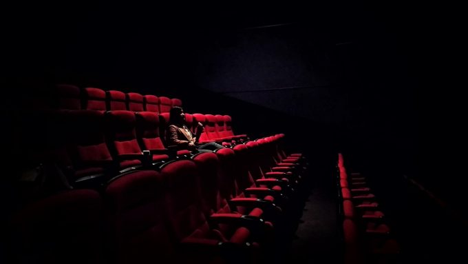 Девушка в зрительном зале кинотеатра