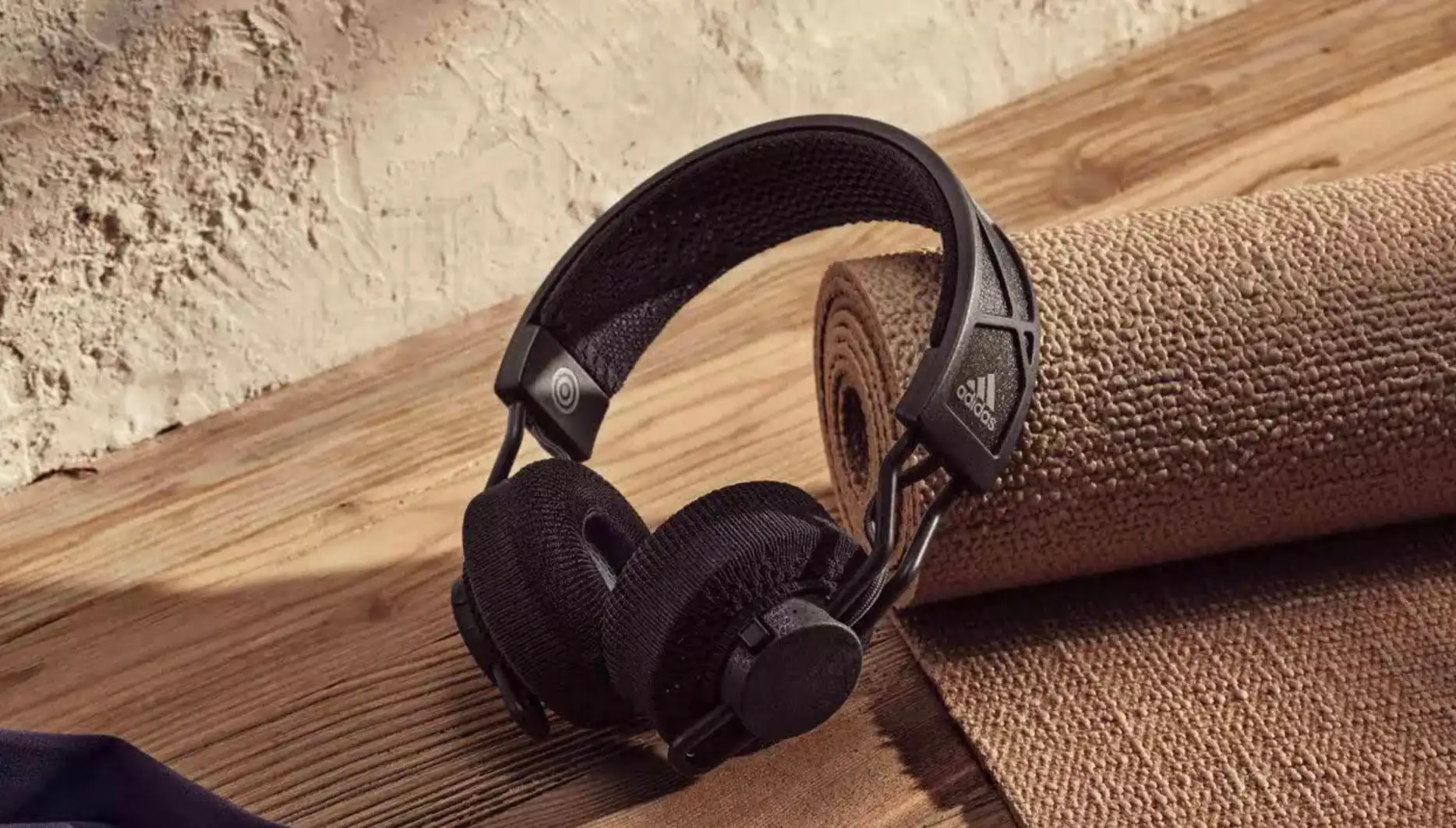 У adidas вышли неубиваемые наушники. Их вообще не надо заряжать