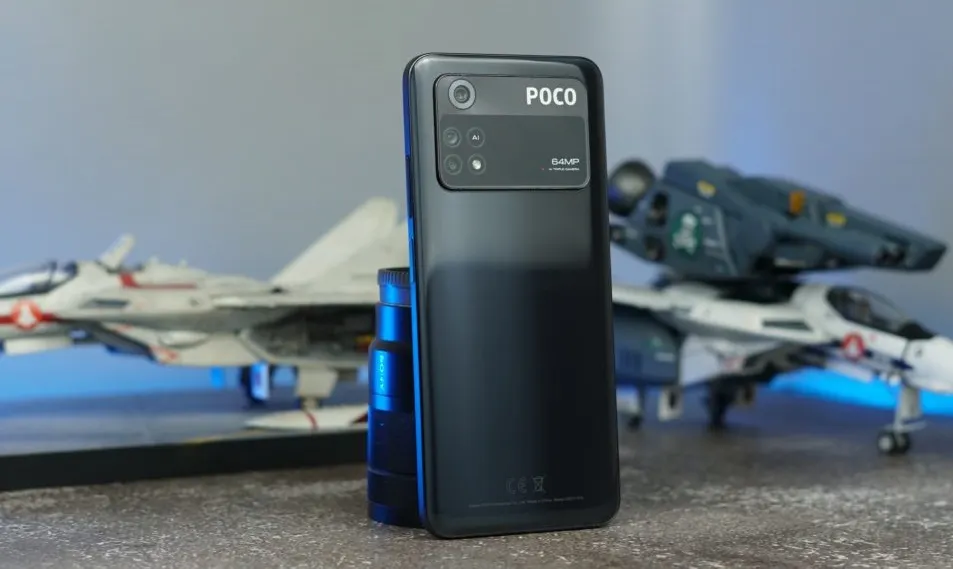 Этот Xiaomi Poco — один из лучших в ценовой категории. У него отличный экран и игровой процессор