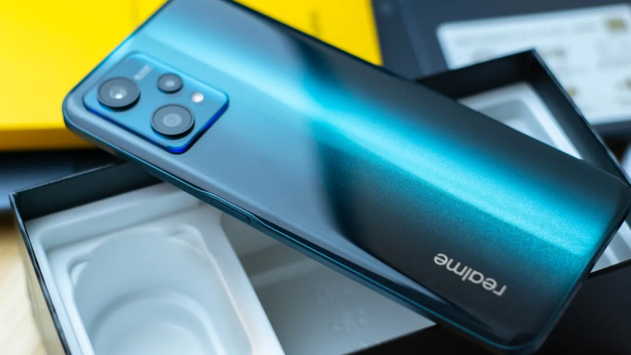 Хитовый среднебюджетник Realme рухнул в цене. Отличный вариант для хейтеров OLED-экранов