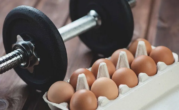 Блогер съедает по 100 куриных яиц в день. Зачем он выбрал такую диету и не вредно ли это?