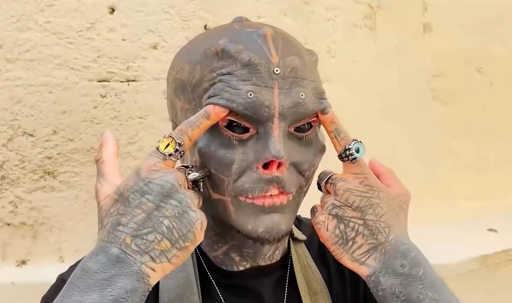 Француз 10 лет превращает себя в инопланетянина. Отрубил нос, уши и пальцы, но это не всё