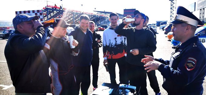 Водители в Красноярске пробуют энергетик, квас, кефир и безалкогольное пиво перед алкотестером