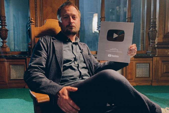 Николай Солодников с серебряной кнопкой YouTube за канал "ещенепознер"