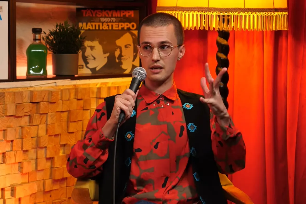 Александр Долгополов объяснил, как стал небинарной персоной. Комика угнетает русский язык