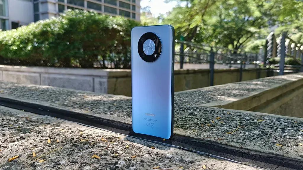 Huawei Nova Y90 впервые подешевел. Это самый сбалансированный бюджетник бренда