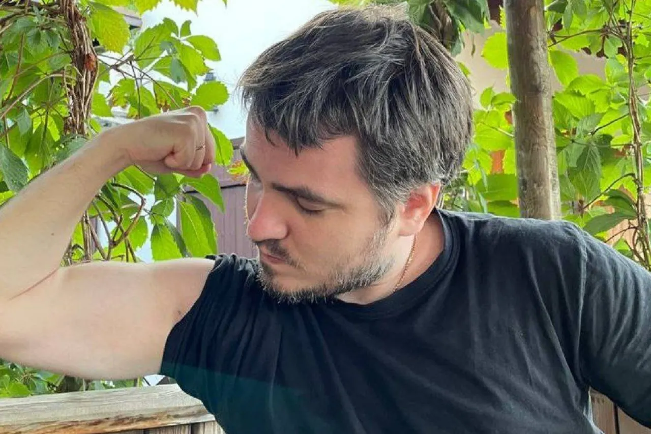 Илья Мэддисон заявил, что не уехал из России. В комментах Легенде все равно никто не верит