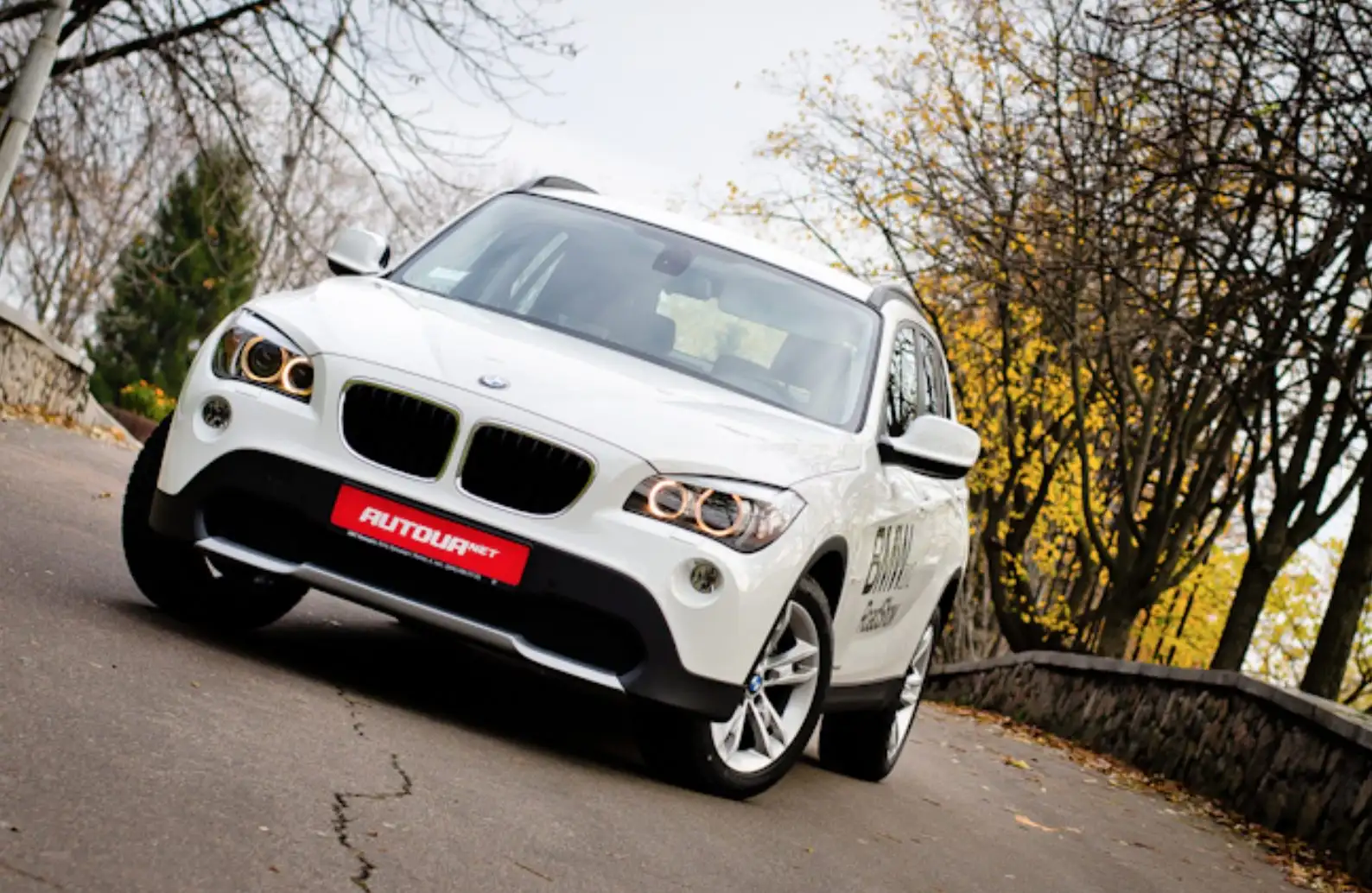 4 премиальных кроссовера за миллион рублей. От голой BMW до опасной Volvo