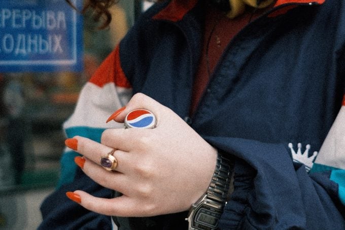 Девушка с бутылкой Pepsi в России