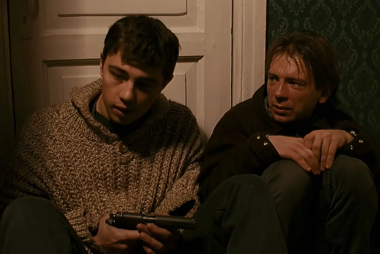 «Мы с Бодровым пинали труп». Актер из «Брата» рассказал о съемках легендарного фильма