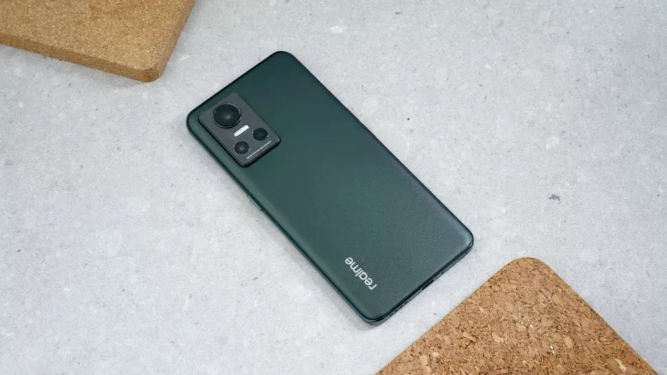 Игровой флагман Realme снова подешевел. У него сверхбыстрая зарядка и 120-герцовый экран