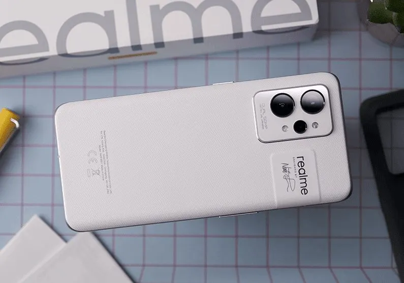 Главный флагман Realme сливают за бесценок. Вариант с кучей памяти и камерой-микроскопом