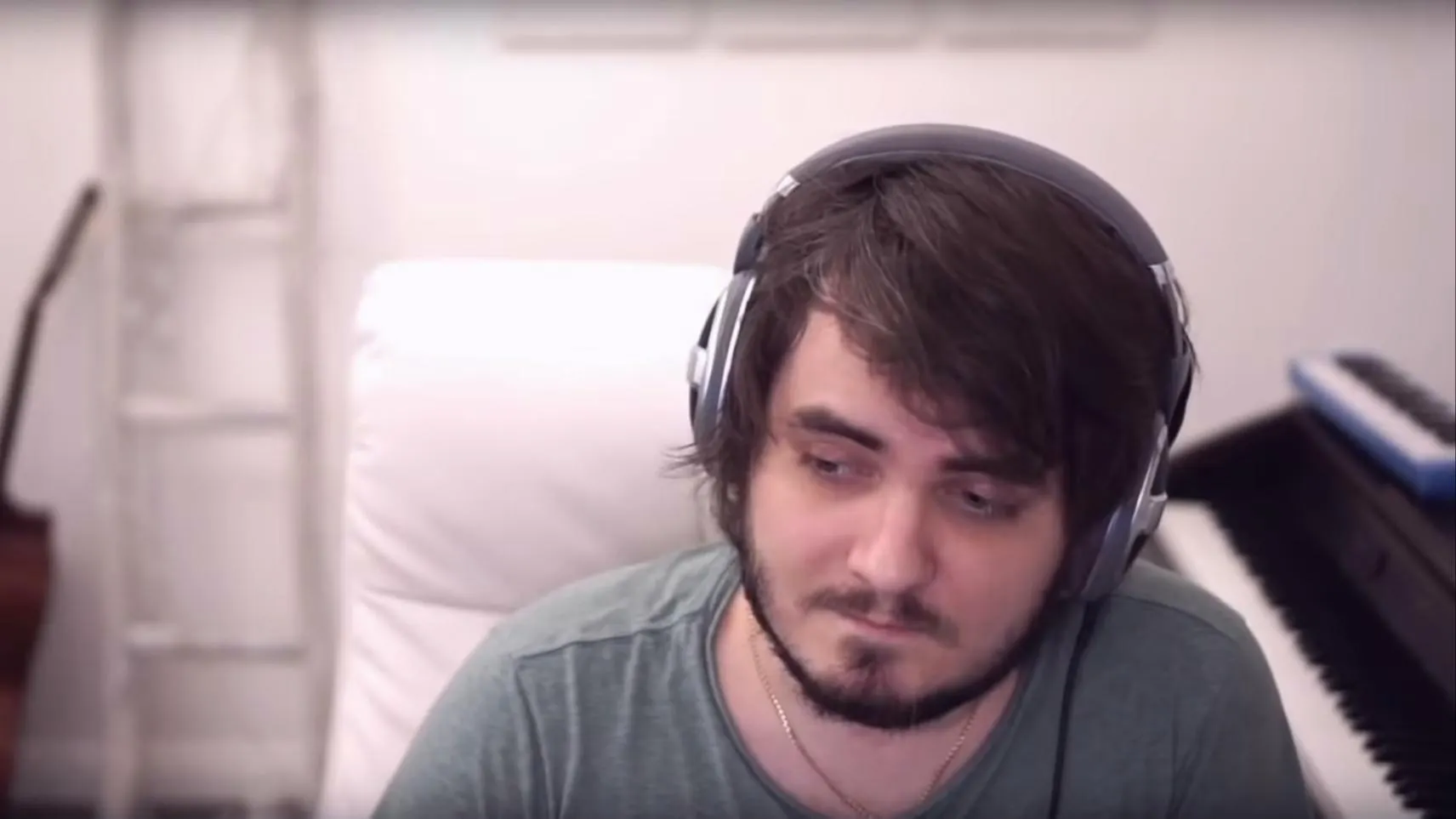 Илья Мэддисон покидает Сербию – почему? Стримера выгнали фанаты