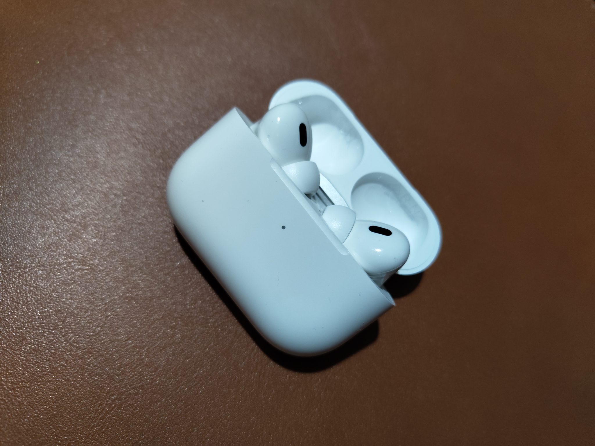 Airpods pro 2 usb. AIRPODS Pro 2 коробка. Оригинальные AIRPODS 2. AIRPODS 1 И 2. AIRPODS 2 И AIRPODS Pro.