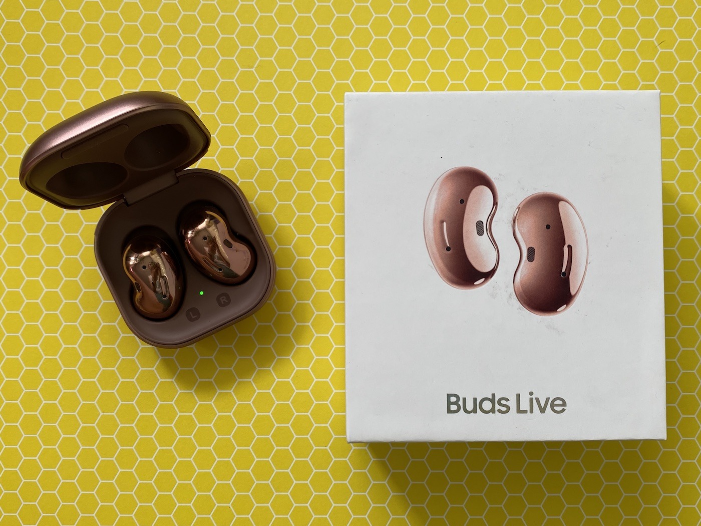 Buds live обзор. AIRPODS модели. Разница AIRPODS 1 И AIRPODS 2. Огромный AIRPODS. Самый мощный AIRPODS.