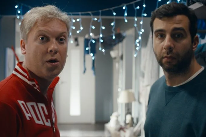 Сергей Светлаков и Иван Ургант в фильме "Елки"