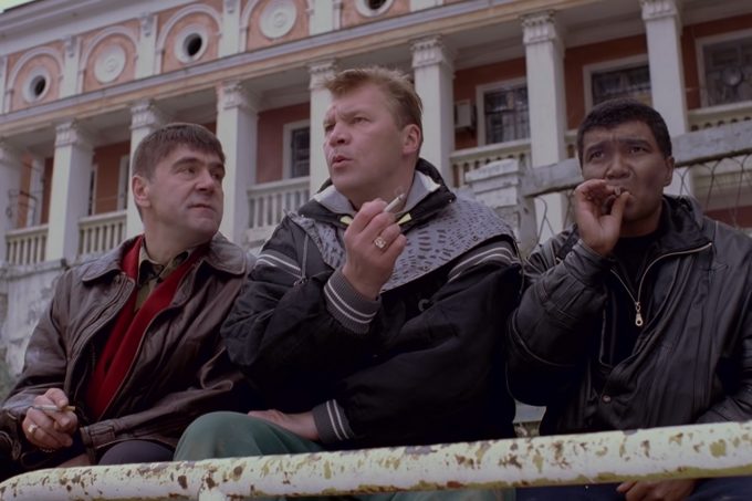 Анатолий Журавлев (в центре) на съемках фильма «Жмурки»