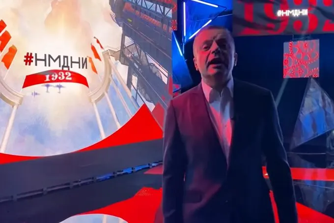 Леонид Парфенов в студии "Намедни"