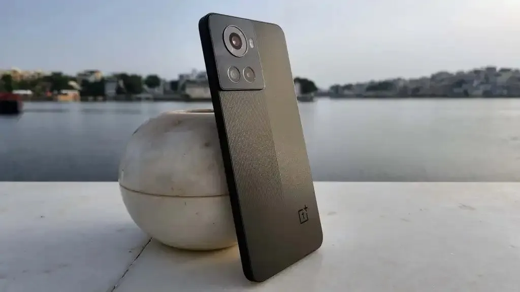 Лучший субфлагман OnePlus подешевел в России. У него мощный чип и невероятно быстрая зарядка