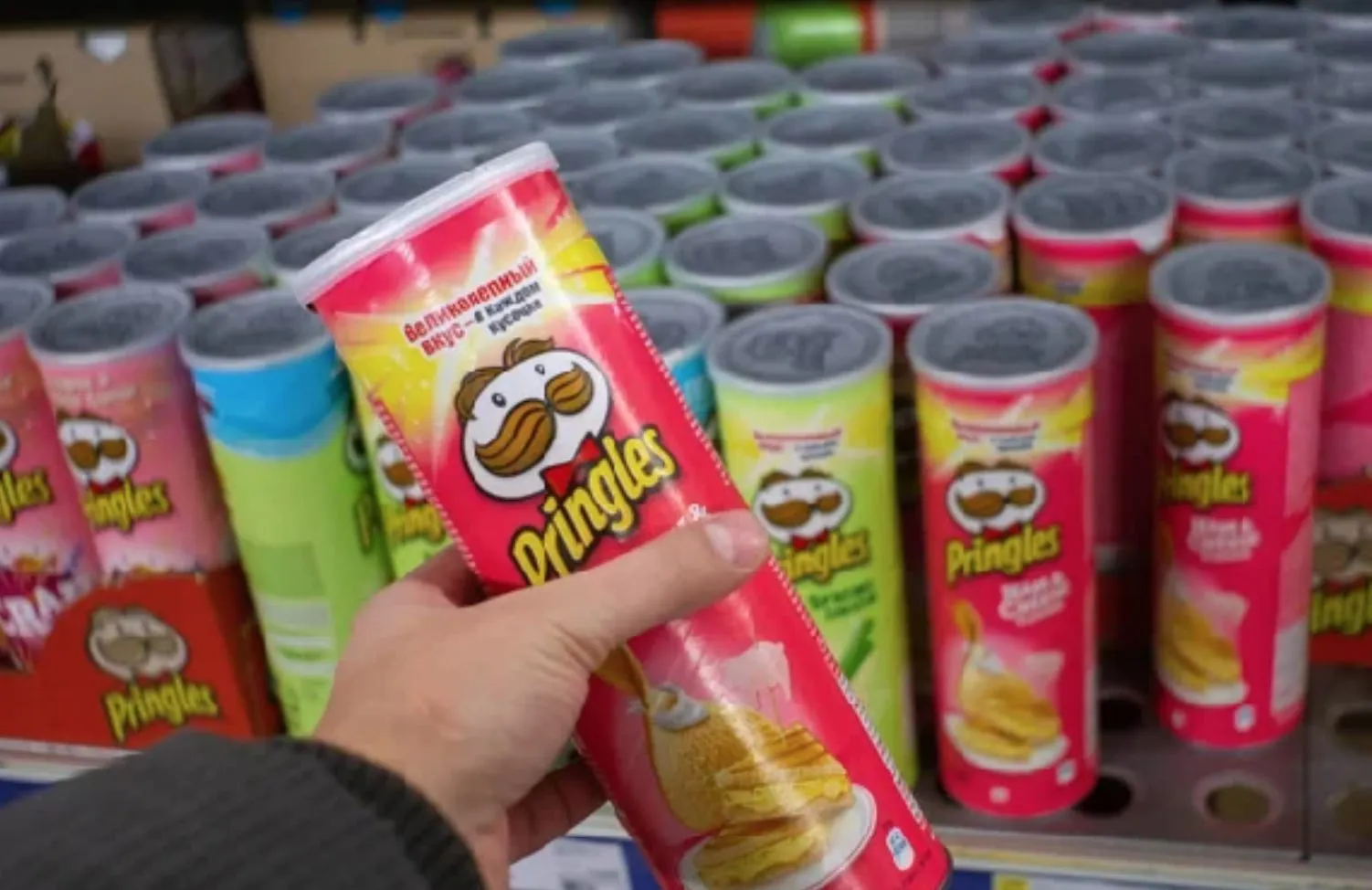 В России закончились Pringles. Чем заменят чипсы и где еще можно купить остатки?