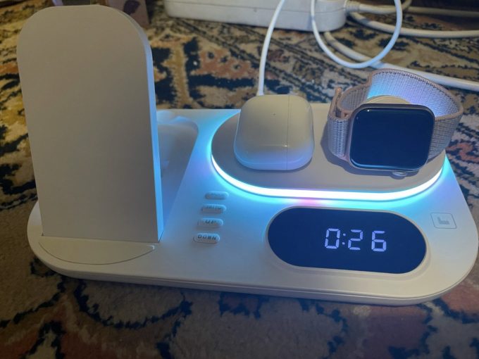 Как выглядит идеальный зарядник для iPhone и Apple Watch? За устройство ...