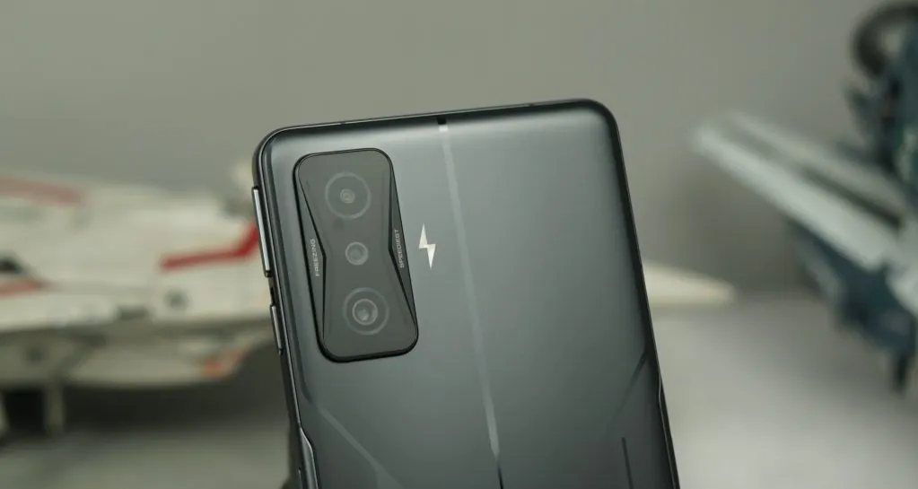 Берем игровой флагман Xiaomi Poco за бесценок. У него шикарное железо и ...