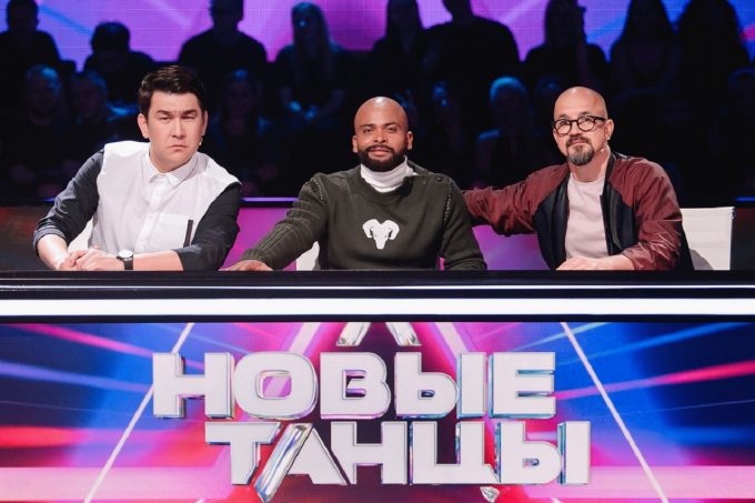 Фронтмен «Камызяк» в «Игре» Азамат Мусагалиев (слева) в жюри шоу «Танцы» на ТНТ