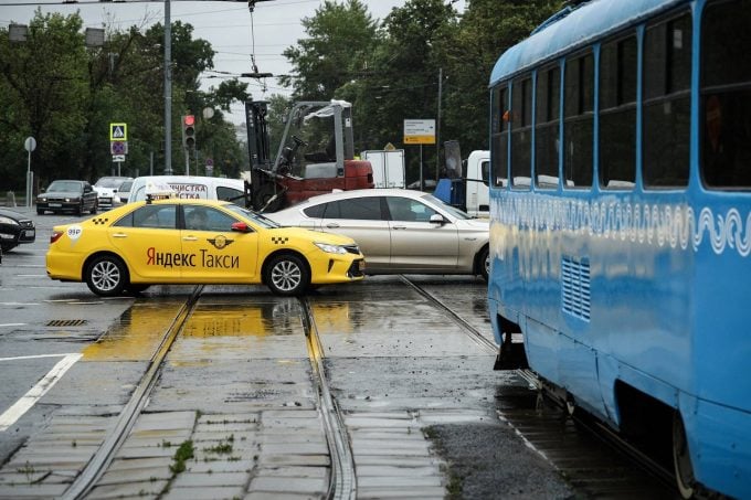 Автомобиль такси с логотипом «Яндекс Go»