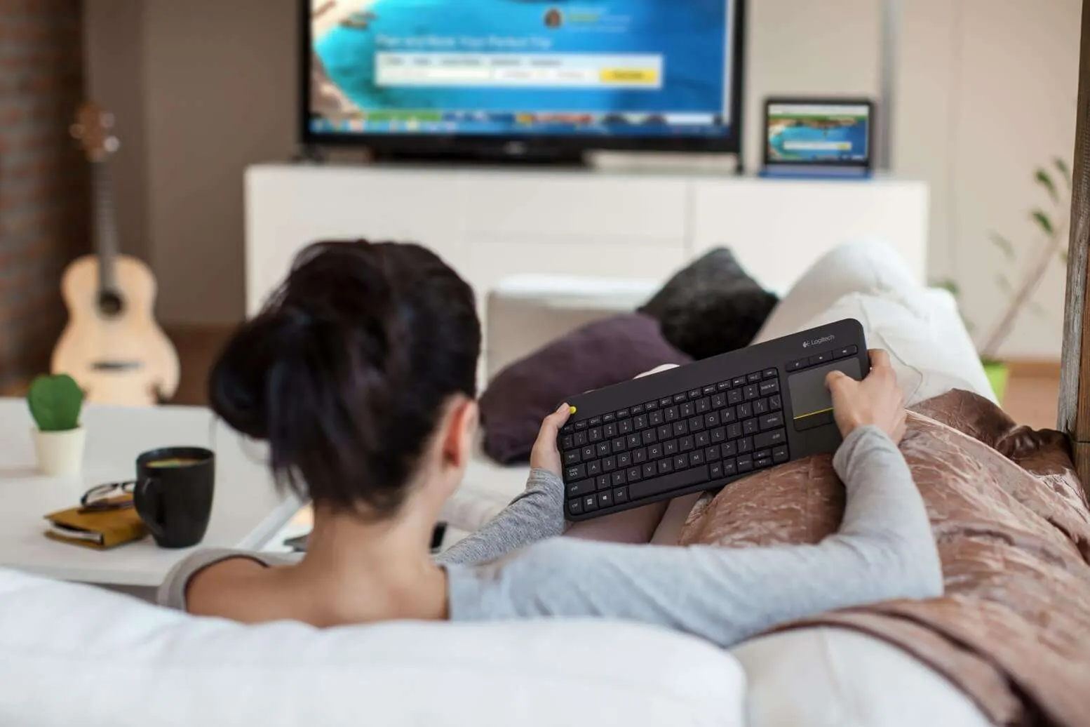 Это идеальная клавиатура Logitech для Smart TV. У неё встроенный трекпад и полноразмерные клавиши