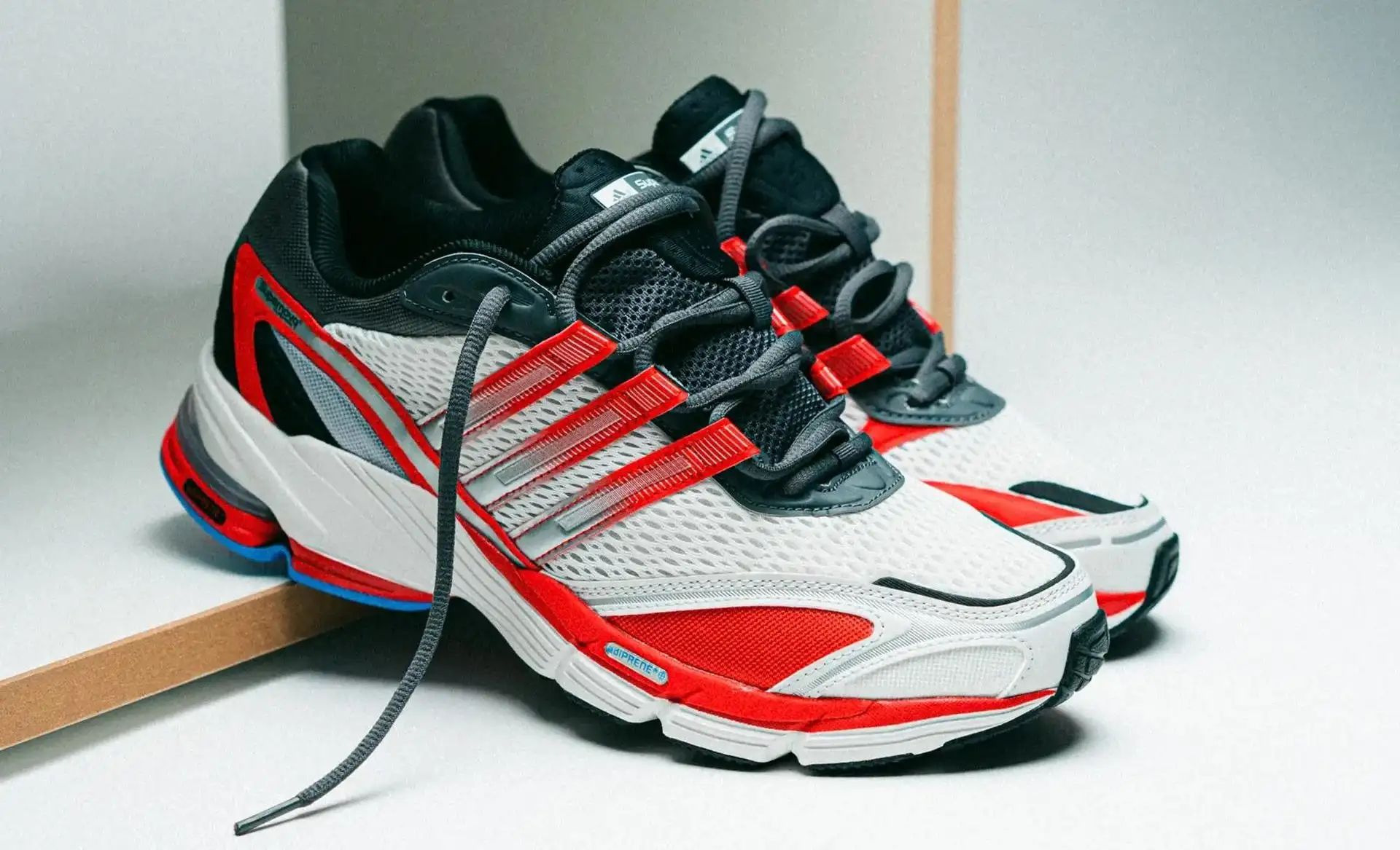 Стильные кроссовки от adidas сливают по приятной цене. Нужно хватать, пока их не разобрали