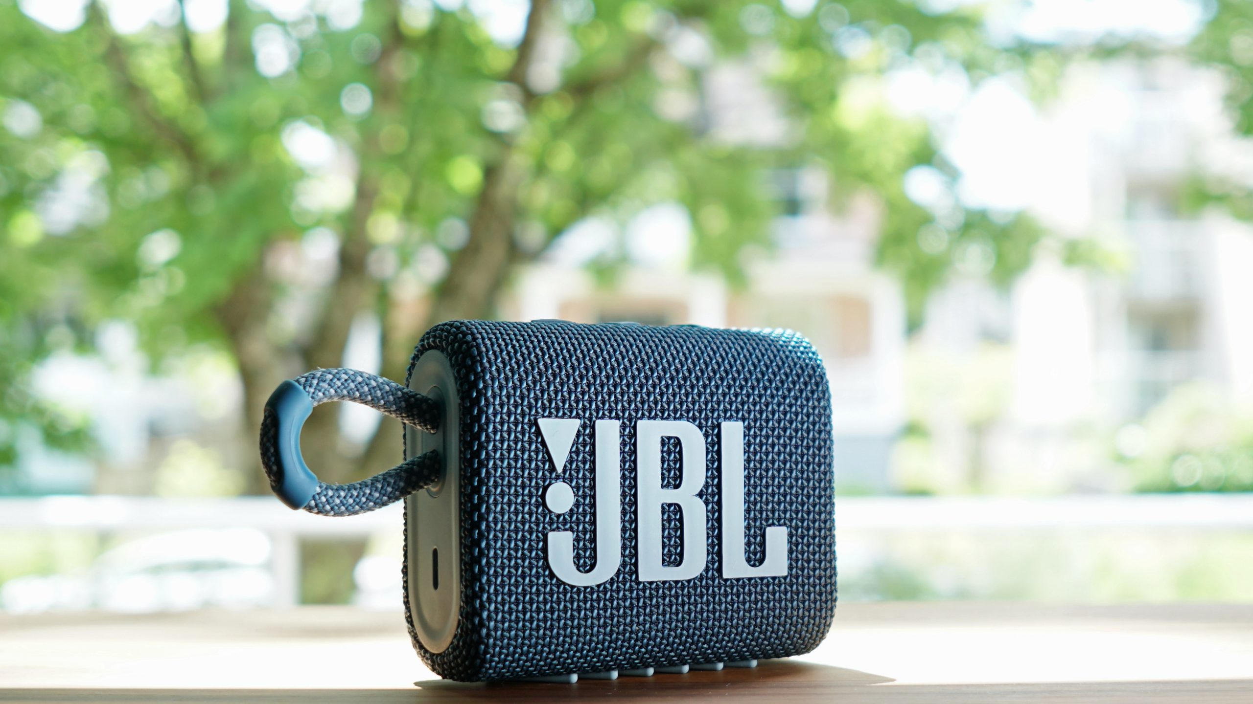 Самая компактная колонка JBL рухнула в цене. Она идеальна для тусовок за  городом — Палач | Гаджеты, скидки и медиа