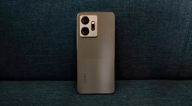 Забытый хит Infinix отдают со скидкой в России. У него уникальная селфи-камера и крутой AMOLED-экран