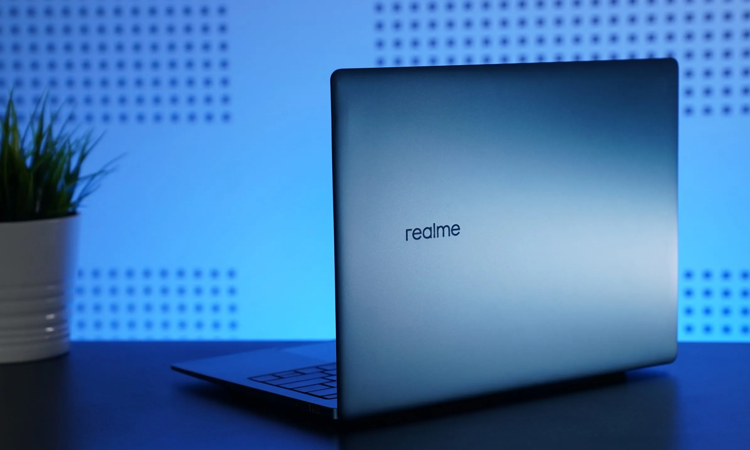 Realme Book подешевел в России. У него компактные габариты и лучший экран в классе