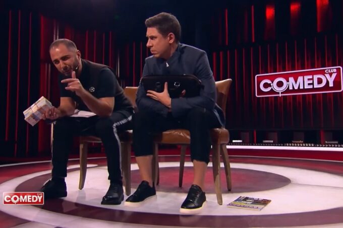 Демис Карибидис и Тимур Батрутдинов во время номера Comedy Club «Случай в самолете» 