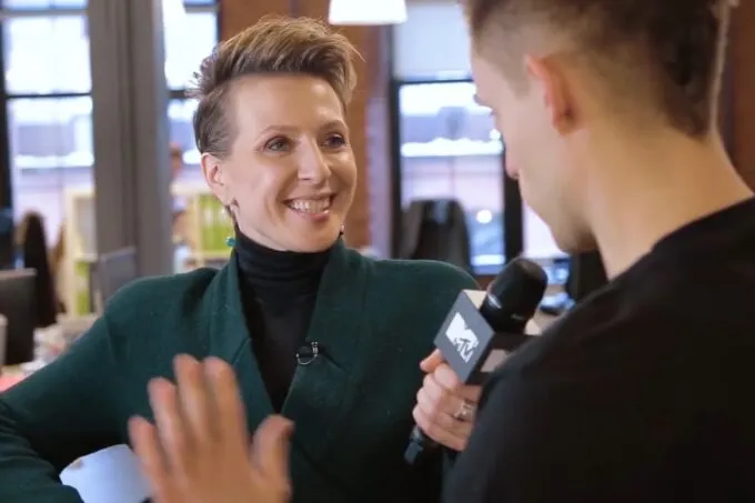 Яна Чурикова с микрофоном MTV