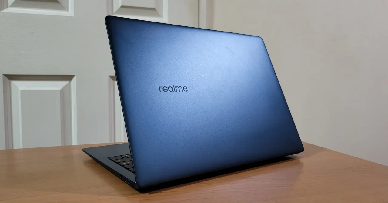 «Коллеги сначала подумали, что это макбук». Компактный ноутбук Realme подешевел в России