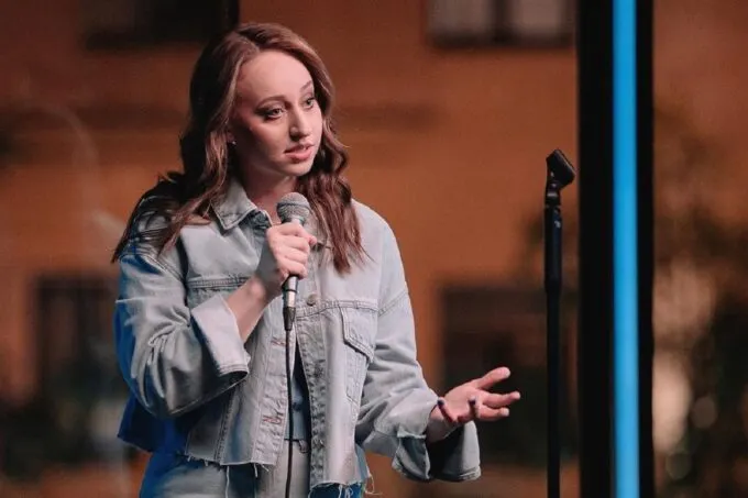 Анастасия Веневитина в шоу «Женский стендап» на ТНТ