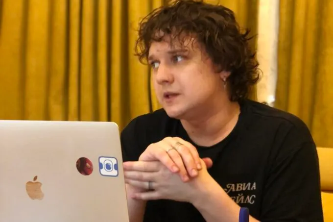 Роман Бордунов в футболке Aviasales